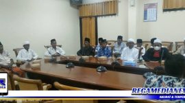 Caption: sejumlah tokoh masyarakat Desa Gunung Rancak saat berada di aula kantor DPRD Sampang.