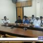 Caption: sejumlah tokoh masyarakat Desa Gunung Rancak saat berada di aula kantor DPRD Sampang.