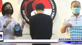 Caption: anggota Satresnarkoba Polrestabes Surabaya tunjukkan tersangka (JF) dan barang bukti.