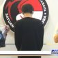 Caption: anggota Satresnarkoba Polrestabes Surabaya tunjukkan tersangka (JF) dan barang bukti.