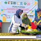Caption: HUT Ke-2, potong tumpeng pertama diberikan kepada Ketua IWO Pamekasan (Heny Dyah A).