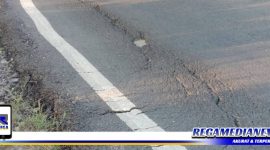 Caption: tampak kerusakan dan keretakan jalan ruas Sampang - Ketapang.