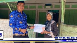 Caption: PJ Kades Torjun (Achmad Fadil), menyerahkan bantuan kepada warga tak tercover DTKS.