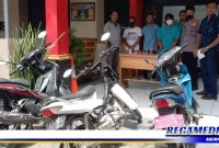 Caption: oknum PNS Pemkab Bangkalan serta rekan dan barang buktinya saat diamankan di Mako Polres Bangkalan.