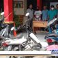 Caption: oknum PNS Pemkab Bangkalan serta rekan dan barang buktinya saat diamankan di Mako Polres Bangkalan.