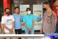Caption: Polres Bangkalan tunjukkan oknum PNS dan rekannya (bermasker) yang ditangkap saat pesta narkoba, di wilayah Kecamatan Kamal.