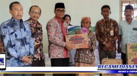 Caption: Didampingi Kepala Desa Temoran dan Camat Omben, Kepala Dinas PMD Sampang salurkan bantuan program Jatim Puspa tahun 2022.