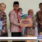 Caption: Didampingi Kepala Desa Temoran dan Camat Omben, Kepala Dinas PMD Sampang salurkan bantuan program Jatim Puspa tahun 2022.