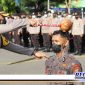 Caption: Kapolres Sampang menyiramkan air bunga kepada perwakilan 68 personel bintara remaja.