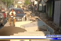 Caption: tampak sejumlah kendaraan melintas di sekitar proyek peningkatan jalan di Jl. Barisan Indah, Sampang. 