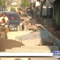 Caption: tampak sejumlah kendaraan melintas di sekitar proyek peningkatan jalan di Jl. Barisan Indah, Sampang. 