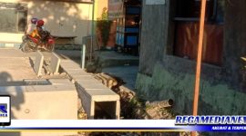 Caption: pengerjaan proyek peningkatan jalan lingkungan di Perum Barisan Indah, Sampang. (Doc: Muadi/RMN)