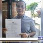 Caption: korban perampasan (Priyanto), tunjukkan tanda bukti lapor polisi, (Doc: Basori/RMN).