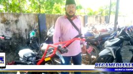 Caption: salah satu Poktan saat menerima bantuan Cultivator di halaman kantor Disperta KP Sampang, (Dok: Muadi/RMN).