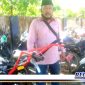 Caption: salah satu Poktan saat menerima bantuan Cultivator di halaman kantor Disperta KP Sampang, (Dok: Muadi/RMN).