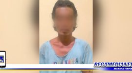 Caption: tersangka kasus penganiayaan inisial (AR), saat diamankan di ruang Satreskrim Polres Sampang.