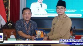 Caption: Kepala BPJS Kesehatan Madura Munaqib, menyerahkan cindera mata kepada Bupati Bangkalan Ra Latif, (Doc: Prokopim Pemkab Bangkalan).