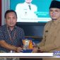 Caption: Kepala BPJS Kesehatan Madura Munaqib, menyerahkan cindera mata kepada Bupati Bangkalan Ra Latif, (Doc: Prokopim Pemkab Bangkalan).