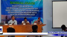 Caption:  BPJS Ketenagakerjaan saat sosialisasi pentingnya jaminan sosial bagi nelayan kecil Pamekasan, (Doc: BPJS Ketenagakerjaan).