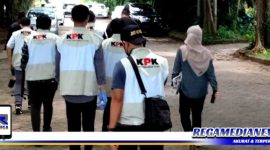 Caption: penyidik KPK saat berada di area kantor Pemerintah Kabupaten Bangkalan, (Doc: Syafin/RMN).