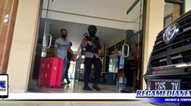 Caption: dijaga ketat polisi, saat tim penyidik KPK menggeledah kantor Dinas Ketenagakerjaan Bangkalan, (Doc: Syamsul Arifin/RMN).