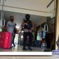 Caption: dijaga ketat polisi, saat tim penyidik KPK menggeledah kantor Dinas Ketenagakerjaan Bangkalan, (Doc: Syamsul Arifin/RMN).