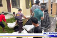 Caption: barang bukti ribuan liter miras Cap Tikus diturunkan dari truk, (Doc: Polsek Popayato Barat).
