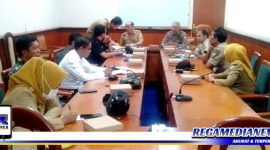 Caption: Tim Satgas Pengamanan Rokok Ilegal saat Rakor Penegakan Hukum di aula mini kantor Pemkab Sampang, (Doc: Muadi/RMN).