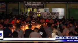 Caption: Polres Sampang bersama para suporter saat menggelar doa bersama untuk korban Tragedi Kanjuruhan, Malang, (Doc: Humas Polres Sampang).