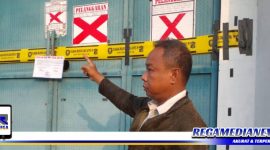 Caption: Moh Soleh korban terdampak tuding stiker segel yang terpasang di rumah Jl. Kalilom Lor Indah, Surabaya, (Doc: Basori/RMN).