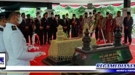 Caption: Gubernur Jawa Timur Khofifah Indar Parawansa saat ziarah ke makam RP. H. Mohammad Noer, didampingi sejumlah pejabat dan forkopimda, (Doc: Harry/RMN).