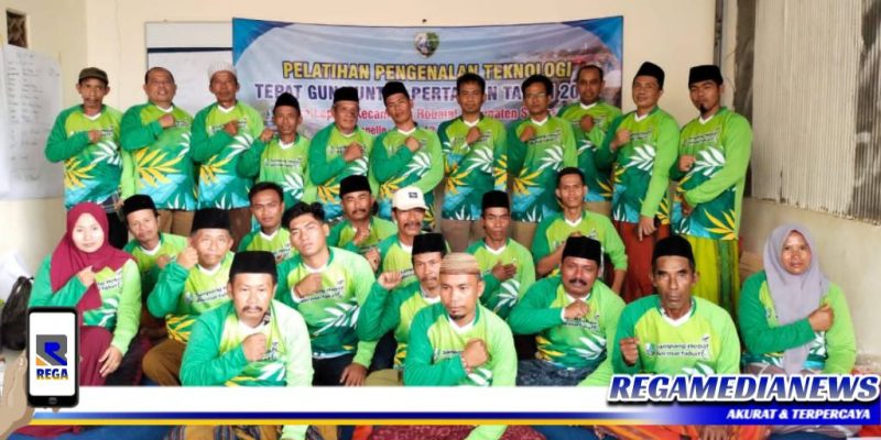 Caption: pose bersama Kelompok Tani Desa Lepelle, Kecamatan Robatal, Kabupaten Sampang, dalam pelatihan pengenalan teknologi tepat guna, (Doc: Muadi/RMN).
