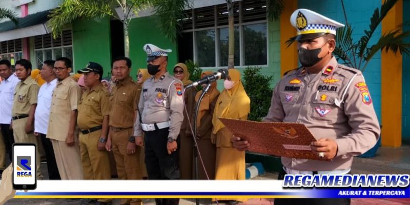 Caption: KBO Satlantas Polres Sampang Ipda Syafriwanto saat pimpin upacara di SMKN 2 Sampang, dalam kegiatan Police Goes To School, (Doc: Humas Polres Sampang).