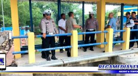 Caption: Satlantas Polres Sampang bersama instansi terkait saat mengecek ke lokasi pompa pengendali banjir, (Doc: Harry/RMN).