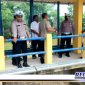 Caption: Satlantas Polres Sampang bersama instansi terkait saat mengecek ke lokasi pompa pengendali banjir, (Doc: Harry/RMN).