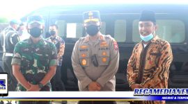 Caption: Aktivis Pendidikan Bangkalan Taufik Hidayah, pose bersama dengan Irjen Pol Nico Afinta, saat menjabat Kapolda Jatim, (Doc: Harry/RMN).