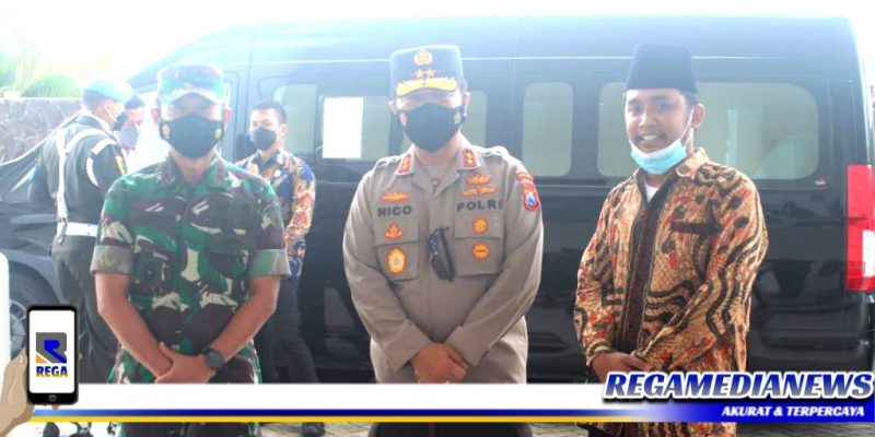 Caption: Aktivis Pendidikan Bangkalan Taufik Hidayah, pose bersama dengan Irjen Pol Nico Afinta, saat menjabat Kapolda Jatim, (Doc: Harry/RMN).