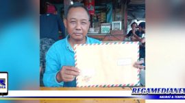 Caption: korban rumah rusak dampak bangunan di Jl. Kalilom Lor, Kenjeran, tunjukkan surat untuk DPRKPP Kota Surabaya, (Doc: Basori/RMN).
