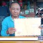 Caption: korban rumah rusak dampak bangunan di Jl. Kalilom Lor, Kenjeran, tunjukkan surat untuk DPRKPP Kota Surabaya, (Doc: Basori/RMN).