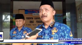 Caption: Kepala Dinas Pendidikan Kabupaten Sampang, Edi Subinto, saat diwawancara awak media terkait guru ditangkap Densus 88, (Doc: Harry/RMN).