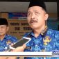 Caption: Kepala Dinas Pendidikan Kabupaten Sampang, Edi Subinto, saat diwawancara awak media terkait guru ditangkap Densus 88, (Doc: Harry/RMN).
