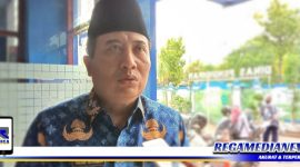 Caption: Sekdakab Sampang Yuliadi Setiyawan, saat diwawancara terkait penangkapan guru terduga teroris, (Doc: Harry/RMN).