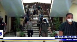 Caption: dikawal polisi, rombongan KPK saat turun dari lantai 2 kantor Pemkab Bangkalan, (Doc: Syamsul Arifin).