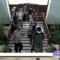 Caption: dikawal polisi, rombongan KPK saat turun dari lantai 2 kantor Pemkab Bangkalan, (Doc: Syamsul Arifin).