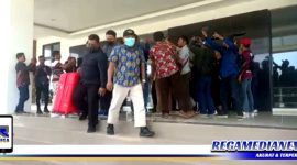 Caption: tim penyidik KPK tampak membawa koper merah usai menggeledah kantor DPRD Bangkalan, (Doc: Syamsul Arifin/RMN).