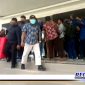Caption: tim penyidik KPK tampak membawa koper merah usai menggeledah kantor DPRD Bangkalan, (Doc: Syamsul Arifin/RMN).