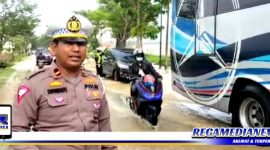 Caption: KBO Satlantas Polres Sampang saat melaporkan kondisi arus lalu lintas dan banjir di jalan raya Jrengik, (Doc: Harry/RMN).