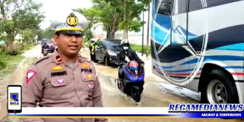 Caption: KBO Satlantas Polres Sampang saat melaporkan kondisi arus lalu lintas dan banjir di jalan raya Jrengik, (Doc: Harry/RMN).