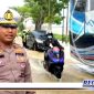 Caption: KBO Satlantas Polres Sampang saat melaporkan kondisi arus lalu lintas dan banjir di jalan raya Jrengik, (Doc: Harry/RMN).