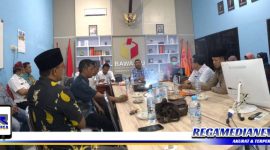 Caption: Bawaslu Bangkalan saat rapat penetapan nama 54 anggota Panwascam, (Doc: Syamsul Arifin/RMN).